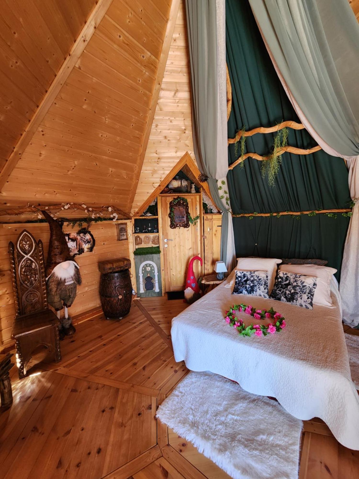 La Chaumiere Magique Des Elfes Et Ses Enigmes Bed and Breakfast Servas  Εξωτερικό φωτογραφία
