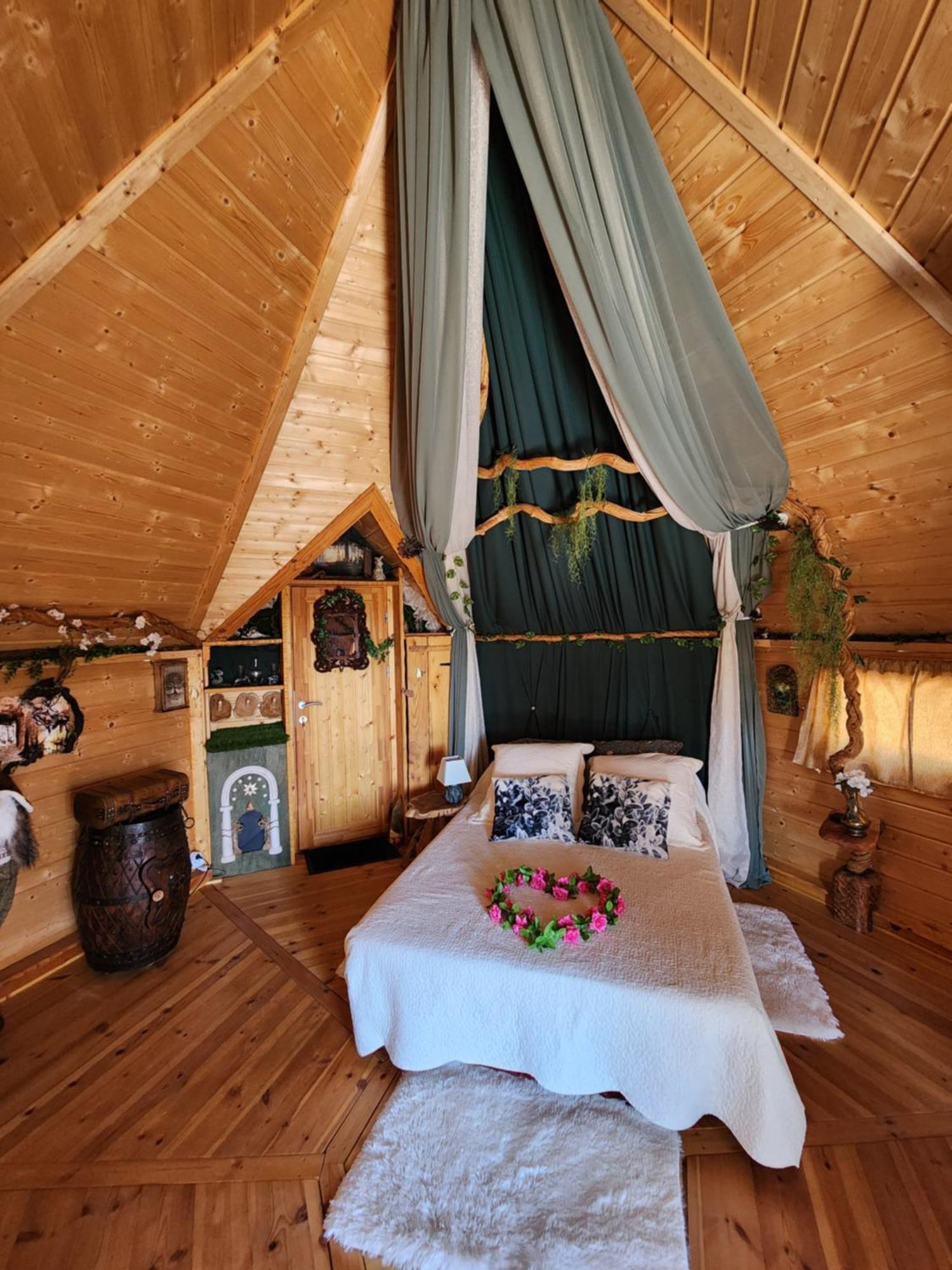 La Chaumiere Magique Des Elfes Et Ses Enigmes Bed and Breakfast Servas  Εξωτερικό φωτογραφία